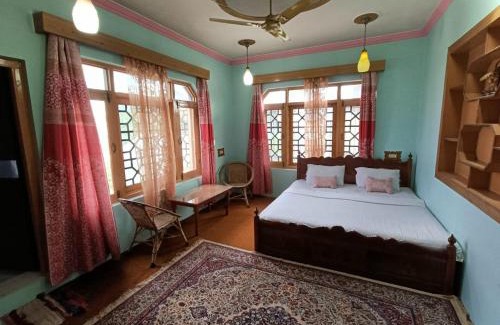 Srinagar Bed & Breakfast | Grand Inayat