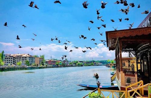 Srinagar Bed & Breakfast | Grand Inayat