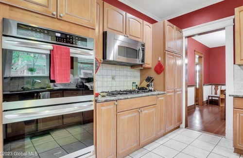 Melrose House | Grand manor in the heart of Albany. Walkable to eateries, grocery, and theatre.