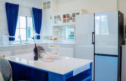 Saen Suk House | Grand Texan Mansion Retreat