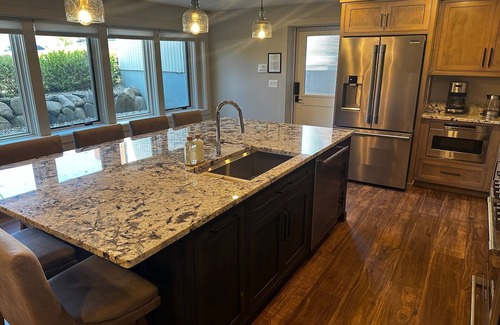 Traverse City Condo | GRAND TRAVERSE GETAWAY Downtown luxury condo 3 blocks from the beach, sleeps 16.