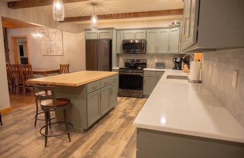 Huntingdon Cabin | Grand View Lodge, Fantastic new custom built home with lake view!