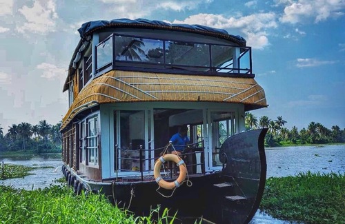 Kumarakom Boat Rental | Grand villa houseboat