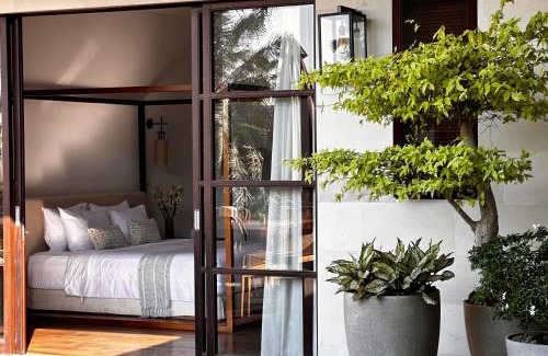Berawa Villa | Grand Villa Puri Padi - prime Canggu beach location, 25x5 infinity Pool!