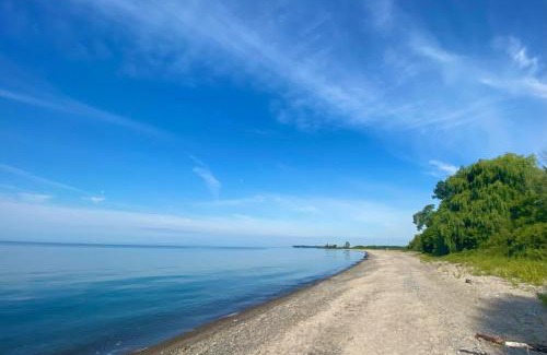 Bowmanville House | Grand Waterfront Retreat under 1hr from Toronto