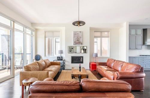 Bowmanville House | Grand Waterfront Retreat under 1hr from Toronto