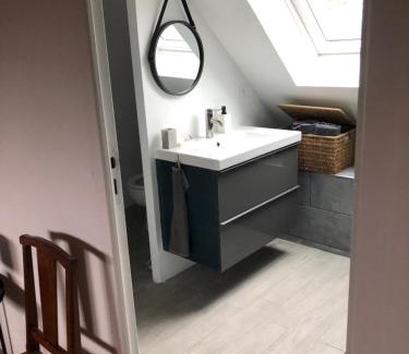 Pontgouin House | Grande chambre avec salle de bain et WC privés