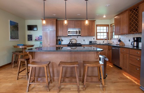 Lodi House | Grande Dame - She is big and beautiful! Perfect for your next lakeside group getaway!