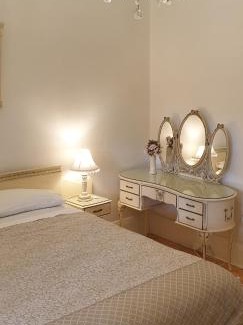 Glenroy House | Grandhome Melbourne Airport & Shops