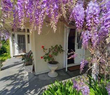 Glenroy House | Grandhome Melbourne Airport & Shops