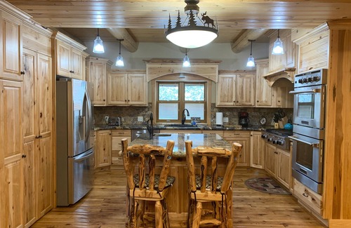 Island Park House | Grandpa's Little Retreat 22 miles to Yellowstone ~ Air Condition ~ Wifi ~ Pool table ~ Fire pit.