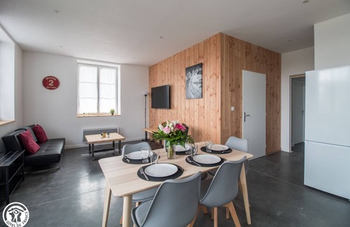 Besse-en-Chandesse House | Granit Rose sleeps 5