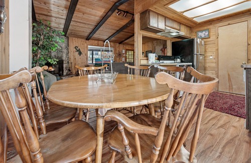 Sugarloaf House | Granny's Love Shack - Close to Hiking Trails, Fireplace, Deck, Barbecue