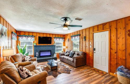 Grapeland House | Grapeland Farm Retreat with Pool, Grill and Fire Pit