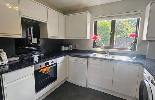 Horley House | Grassmere | 3BR House | Private Garden & Parking