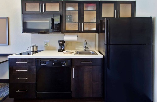 West Des Moines Resort | Great Choice! One Bedroom Suite! Close to Shopping, Parks & Museums!