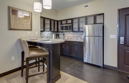 Maryland Heights Condo | Great for Business Travelers! Comfortable Suite in St. Louis | Shared Pool On-Site + BBQ Area