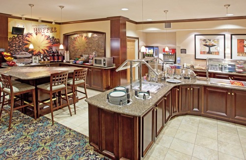 Stow Condo | Great for Business Travelers! Relaxing Suite Near Cleveland | Shared Indoor Pool + FREE Breakfast