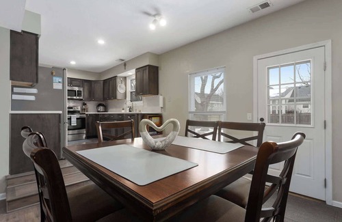 Olathe House | Great for Groups King Beds Mins from Kauffman