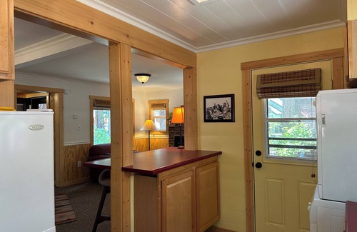 Al Tahoe Cabin | Great forest cabin with fast WiFi in charming convenient historic neighborhood.