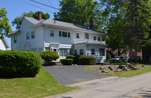 Geneva House | GREAT GETAWAY ! a 3200 sq. ft. LAKEFRONT HOUSE, LARGE YARD 176ft. OF WATERFRONT