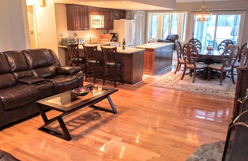 Westlake Corner House | Great Getaway On Picturesque Point. - No stairs to the lake!