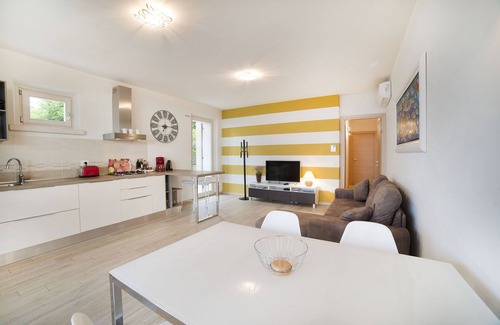 Albisano Apartment | GREAT LAKE VIEW - PRIVATE GARDEN - JACUZZI
