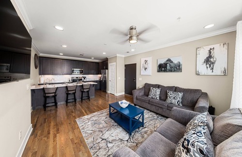 The Nations House | Great Location! 2 BR Condo! Minutes To Downtown