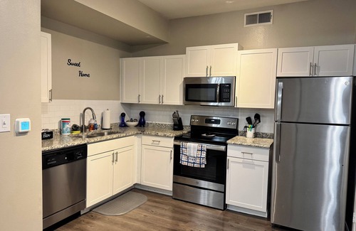 Addison Apartment | Great Location in Addison! Dining & entertainment, you’re just a short walk away