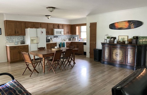 Henrico Cottage | Great Location Lake Gaston Waterfront Cottage
