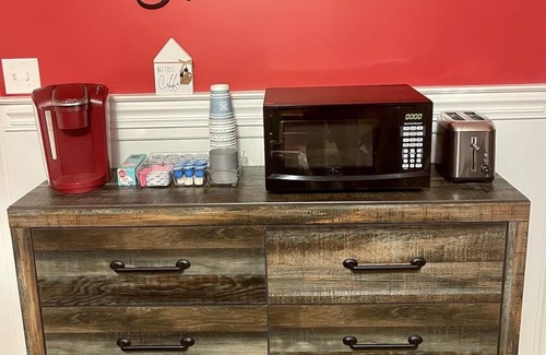 Forest Apartment | GREAT LOCATION! Private and roomy 1 bdrm, bath & den