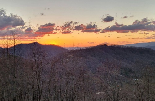 Hayesville Cabin | Great Mountain Views! Hiking, Rafting, Horseback Riding, Golf, Boating & more!!
