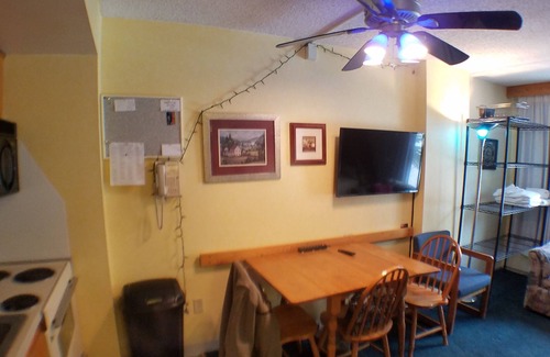 Snowshoe Apartment | GREAT Rates! STAY A WEEK FOR 30% OFF at Silver Creek Studio . Many Amenities!
