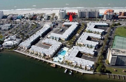 Indian Shores Condo | GREAT RATES! STEPS FROM THE BEACH! VERY CLEAN CONDO! GREAT VALUE!