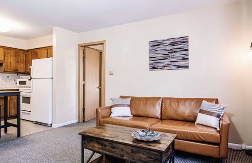 Hickory Hills Apartment | Great suburban location! Perfect for solo or couple travelers