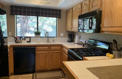 Moonridge House | Great Townhome in Big Bear Lake - Walk to Bear Mountain Ski Resort & Golf Course