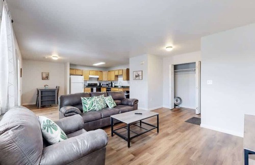 Brighton Apartment | Great Two King-Bed Rooms Near Airport | Ideal Stay!