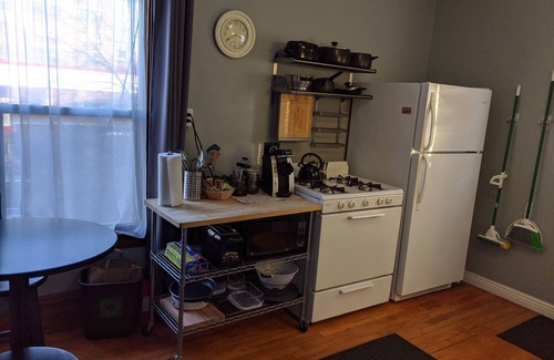 Lyn-Lake Apartment | Great Uptown Apartment! Great Location!
