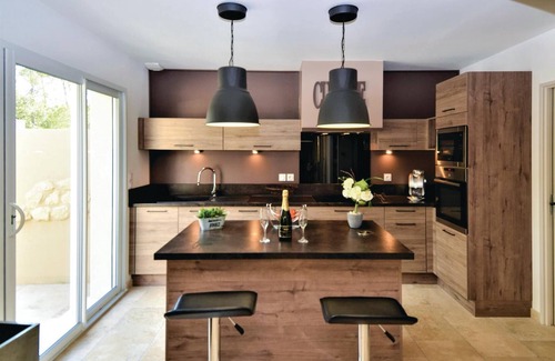 Barbentane House | Great vacation home in an enclosed garden with large private pool.