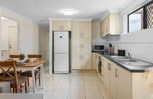 Robertson House | Great Value & Comfort Family Home 5 mins to Shops