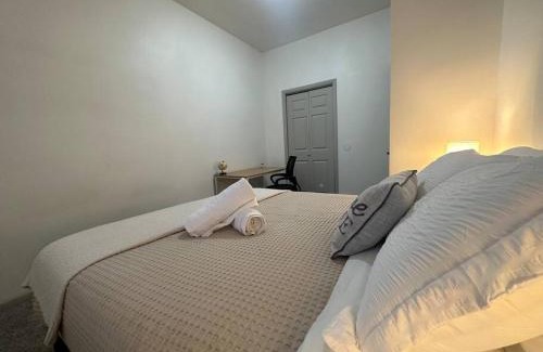 Rotterdam Apartment | GREAT VALUE Luxe Style Queen Beds WD Parking