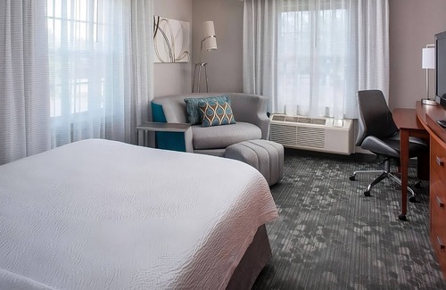 South Lowell Hotel | Great Value, Quality Stay! Pet-Friendly, Onsite Restaurant
