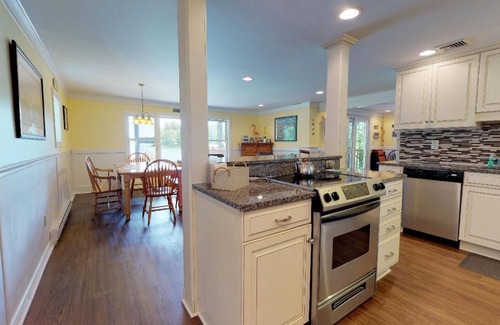 Huddleston House | GREAT VIEW OF MITCHELL'S POINT MARINA'S INDEPENDENCE DAY FIREWORKS! 3 Bedrooms, 1 Flex Room, 2½ Bat