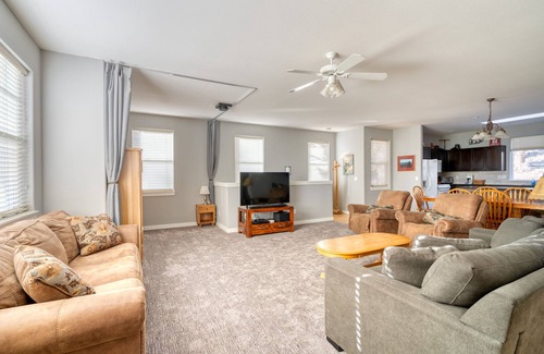 Bend House | Great West Side Location! Hot Tub, Huge Living Area, 2 bdrm + Murphy Bed, EV Chg
