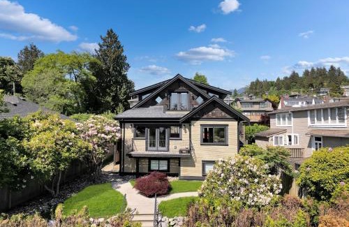 Ambleside Villa | Great West Vancouver house with hot tub, across from beach & 10 mn to Downtown Vancouver