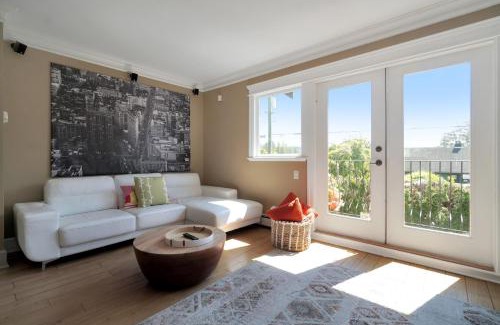 Ambleside Villa | Great West Vancouver house with hot tub, across from beach & 10 mn to Downtown Vancouver