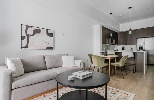 Warner Center Apartment | Great Woodland Hills 2BR w/Pool, Gym, Lounge & BBQ, by Blueground