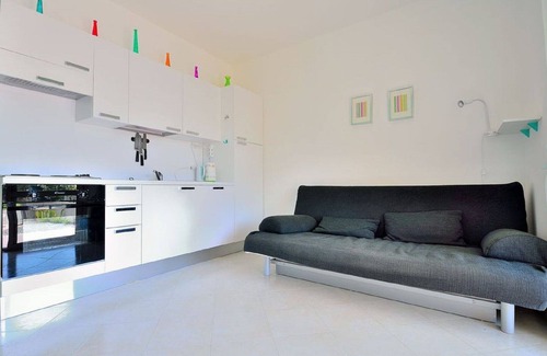 Pizzo Apartment | Green Bay; a comfortable one-bedroom ground floor apartment with communal pool