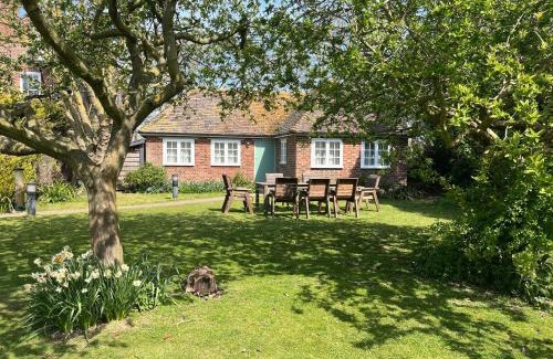 Sittingbourne House | Green Cottage in grounds of Grade II* Frognal Farmhouse
