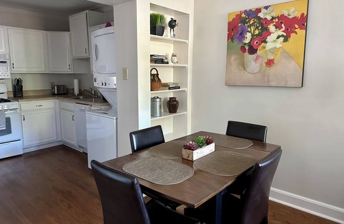 University District Apartment | Green Door.:Renovated Cozy Cottage Centrally Located